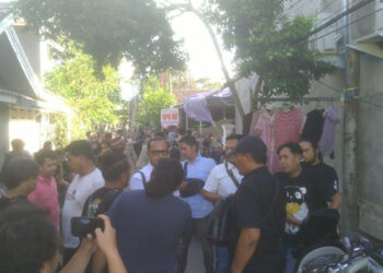 Kasat Reskrim, Kapolsek Banjarmasin Timur bersama petugas Pam TPS 02 yang mengamankan petugas KPPS yang mengamuk pakai parang