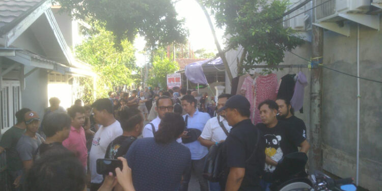 Kasat Reskrim, Kapolsek Banjarmasin Timur bersama petugas Pam TPS 02 yang mengamankan petugas KPPS yang mengamuk pakai parang