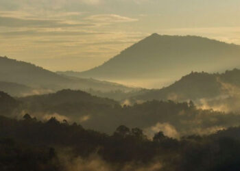 Pemandangan Gunung Halau Halau di Pegunungan Meratus, Kecamatan Batang Alai Timur (BAT), Kabupaten Hulu Sungai Tengah (HST), Kalimantan Selatan.