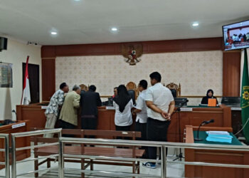 KPU Balangan saat membagikan uang honor kepada petugas KPPS.