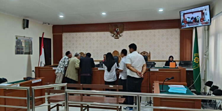 KPU Balangan saat membagikan uang honor kepada petugas KPPS.