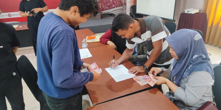 KPU Balangan saat membagikan uang honor kepada petugas KPPS.