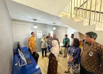Kepala Kanwil Direktorat Jenderal Perbendaharaan (DJPb) Provinsi Kalimantan Selatan, Syafriadi (paling kiri) berbincang-bincang usai peresmian Treasury Corner di ULM Banjarmasin.