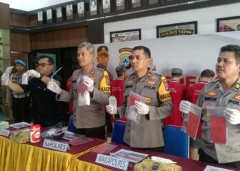 Kapolres Tapin AKBP Sugeng Priyanto SIK dan jajaran saat memperlihatkan barang bukti narkotika hasil kejahatan yang diamankan Polres Tapin.