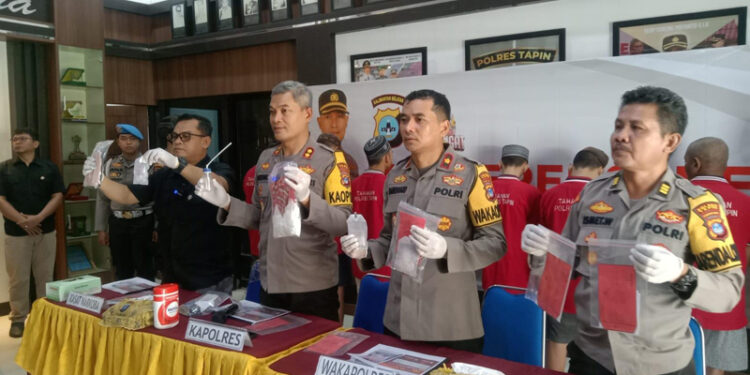 Kapolres Tapin AKBP Sugeng Priyanto SIK dan jajaran saat memperlihatkan barang bukti narkotika hasil kejahatan yang diamankan Polres Tapin.