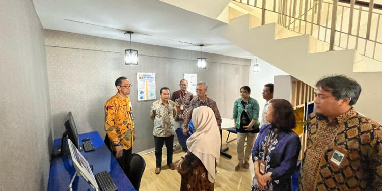 Kepala Kanwil Direktorat Jenderal Perbendaharaan (DJPb) Provinsi Kalimantan Selatan, Syafriadi (paling kiri) berbincang-bincang usai peresmian Treasury Corner di ULM Banjarmasin.