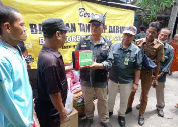 Kasi Perlindungan Sosial Korban Bencana Sosial (PSKBS) Bidang Penanganan Bencana, Yopie secara simbolis menyerahkan bantuan tanggap darurat untuk korban kebakaran di Banjarmasin dan diterimakan Ketua RT.