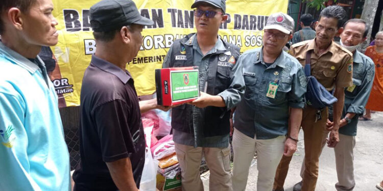 Kasi Perlindungan Sosial Korban Bencana Sosial (PSKBS) Bidang Penanganan Bencana, Yopie secara simbolis menyerahkan bantuan tanggap darurat untuk korban kebakaran di Banjarmasin dan diterimakan Ketua RT.