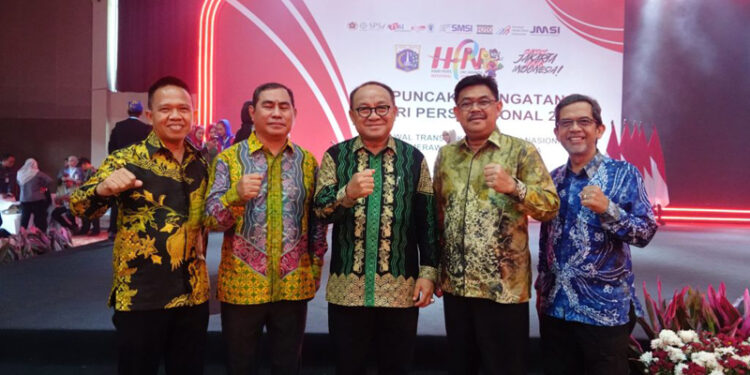 Ketua PWI Kalsel, Zainal Helmie usai menghadiri puncak Hari Pers Nasional (HPN) berfoto bersama Bupati Tabalong, H Anang Syakhfiani, Kepala Dinas Informasi dan Komunikasi Kalsel, HM Muslim dan Kepala Biro Adpim Setdaprov Kalsel, H Berkatullah.