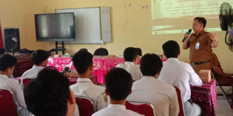 KABID Pencegahan dan Kesiapsiagaan BPBD Kalsel Bambang Dedi Mulyadi saat sosialisasi mitigasi bencana di salah satu sekolah di Banjarbaru.