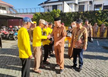 Plt Kepala Dinas Sosial Provinsi Kalimantan Selatan, Muhammadun didampingi Direktur Operasional Bank Kalsel, Ahmad Fatrya Putra saat menyerahkan bantuan sembako bagi warga Alalak Berangas yang terdampak bencana alam banjir.