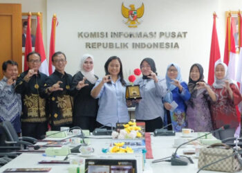 Rombongan Komisi I DPRD Kalsel berfoto bersama disela kunjungan kerja ke Komisi Informasi (KI) Pusat di Jakarta.