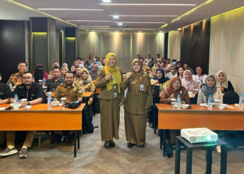 Sekretaris Dinas Kesehatan Provinsi Kalsel, Tanwiriah berfoto bersama peserta Orientasi Peningkatan Tata Kelola Rumah Sakit Tingkat Provinsi Kalsel Tahun 2024 di Banjarmasin .