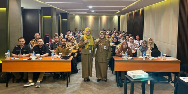 Sekretaris Dinas Kesehatan Provinsi Kalsel, Tanwiriah berfoto bersama peserta Orientasi Peningkatan Tata Kelola Rumah Sakit Tingkat Provinsi Kalsel Tahun 2024 di Banjarmasin .