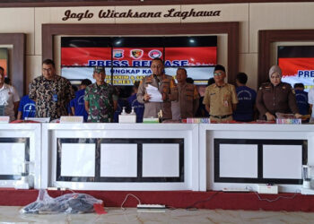 Kapolres Tanah Laut (Tala) AKBP Muhammad Junaeddy Johnny didampingi Sekdakab H Dahnial Kifli ketika menyampaikan press rilis.