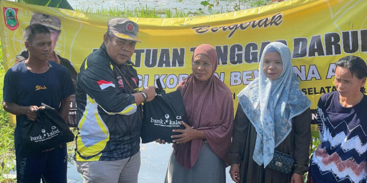 Kabid Penanganan Bencana pada Dinas Sosial Provinsi Kalimantan Selatan, H Achmadi, SSos saat menyerahkan bantuan sembako dari Bank Kalsel dan Paman Birin untuk korban bencana alam banjir di Kecamatan Kalumpang, Kabupaten Hulu Sungai Selatan (HSS).