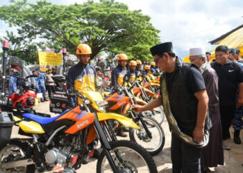 Gubernur Kalimantan Selatan, H Sahbirin Noor saat memeriksa kelengkapan sarana dan prasarana patroli bermotor dalam penanganan kebakaran hutan dan lahan (Karhutla) beberapa waktu lalu