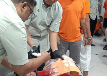 Kasat Resnarkoba Polresta Banjarmasin, Kompol Prawira Bala Putera Dewa saat rendam sabu ke ember berisi detergen,