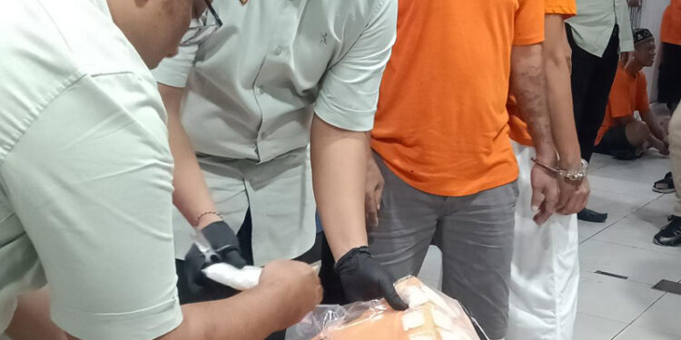 Kasat Resnarkoba Polresta Banjarmasin, Kompol Prawira Bala Putera Dewa saat rendam sabu ke ember berisi detergen,