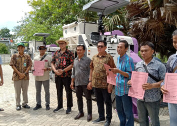 ANGGOTA DPRD Tapin H Rian Jaya dan Ismail bersama Kadis Pertanian Drh Tri Asmoro saat menyerahkan alsintan kepada lima kelompok tani di Taman Pertanian Terpadu Rantau, Kamis (1/2).