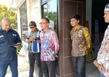 CAMAT Candi Laras Utara (CLU) Mukhadi bersama konsultan dan Dinas PUPR Tapin saat meninjau rencana lokasi pembangunan mini MPP, Kamis (1/2).