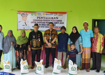 PJ Bupati Tapin M Syarifuddin MPd saat menyerahkan bantuan CPP di Desa Kepayang, Kecamatan Tapin Tengah, Kamis (1/2).