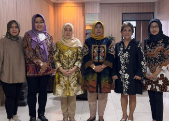 KETUA Kaukus Perempuan Politik Kalsel Hj Dewi Damayanti Said berfoto bersama Ketua Kaukus Perempuan Parlemen DPRD Yogyakarta Dhian Novitasari MPd beserta anggota lainnya.