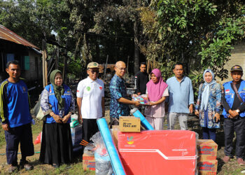 SEKDA Tapin Dr H Sufiansyah MAP bersama Plt Kepala Dinas Sosial H Syafrudin SIP saat menyerahkan bantuan untuk korban kebakaran di Desa Shabah, Kecamatan Bungur, Jumat (2/1).