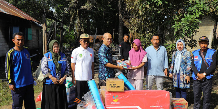 SEKDA Tapin Dr H Sufiansyah MAP bersama Plt Kepala Dinas Sosial H Syafrudin SIP saat menyerahkan bantuan untuk korban kebakaran di Desa Shabah, Kecamatan Bungur, Jumat (2/1).