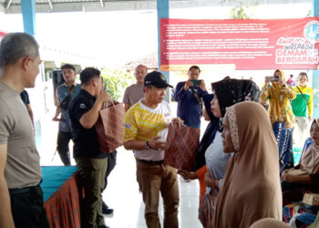 PJ Bupati Tapin M Syarifuddin MPd bersama Kapolres AKBP Sugeng Priyanto SIK dan pimpinan SOPD serta camat saat menyerahkan bantuan untuk keluarga yang telah sembuh dari BDB di Desa Baringin A.