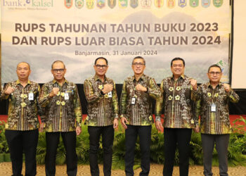 DIREKTUR Utama Bank Kalsel Fahrudin dan Komisaris Utama Bank Kalsel Hatmansyah beserta direksi lainnya usai RUPS Tahunan Tahun Buku 2023 dan RUPS Luar Biasa (LB) Tahun 2024 di Rattan Inn Banjarmasin.