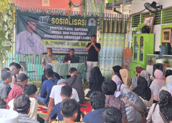 ANGGOTA Fraksi PKB DPRD Provinsi Kalsel H Suripno Sumas SH MH bersama narasumber Caleg PKB DPRD Kota Banjarmasin Dapil Banjarmasin Barat H Deddy Sophian SE, dan Caleg PKB DPRD Kota Banjarmasin Dapil Banjarmasin Utara Dr Ir Sugiarto Sumas MT saat melakukan pealtihan para saksi.