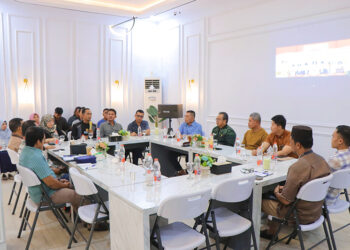 SUASANA rapat evaluasi dan monitoring persiapan pelaksanaan pemilu di Cafe Befo Bypass Rantau, Jumat (2/2).