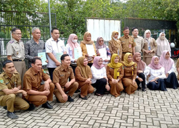 KADIS Perindustrian H Yustan Azidin ST MT bersama Kepala BPN Tapin Taufik Rokhman saat menyerahkan sertifikat lintas sektor kepada pelaku UMKM di Tapin, Senin (5/2).