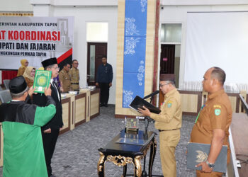 PJ Bupati Tapin M Syarifuddin MPd saat melantik Direktur PDAM H Alimin Fauzi periode 2024-2029, Senin (5/2).