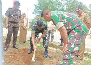 KASDIM 1010 Tapin Mayor Czi Sudarno saat melakukan penanaman pohon di Desa Sabah, Kecamatan Bungur, Selasa (6/2).