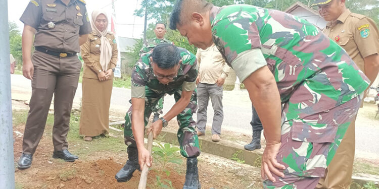 KASDIM 1010 Tapin Mayor Czi Sudarno saat melakukan penanaman pohon di Desa Sabah, Kecamatan Bungur, Selasa (6/2).