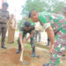 KASDIM 1010 Tapin Mayor Czi Sudarno saat melakukan penanaman pohon di Desa Sabah, Kecamatan Bungur, Selasa (6/2).