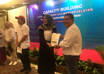 PENGAWAS Sistem Pembayaran-Pengelolaan Uang Rupiah Bank Indonesia Kalsel Dewi Rahmawati menyerahkan hadiah kepada peserta Capacity Building Jurnalis Ekonomi Kalsel.