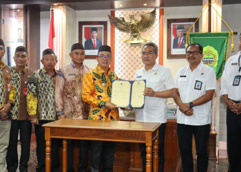 PJ Bupati Tapin M Syarifuddin MPd dan Bupati Bantul Abdul Halim Muslih berfoto bersama usai penandatanganan kesepakatan bersama.