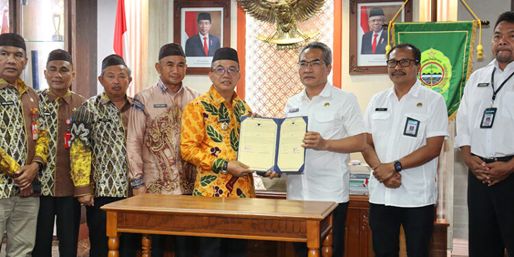 PJ Bupati Tapin M Syarifuddin MPd dan Bupati Bantul Abdul Halim Muslih berfoto bersama usai penandatanganan kesepakatan bersama.