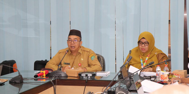 PJ Bupati Tapin M Syarifuddin MPd saat menyampaikan paparan terkait penilaian pembangunan daerah tahun 2024.