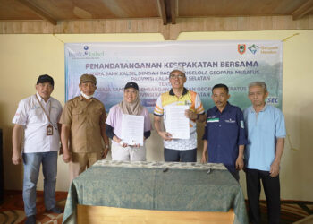 DIRUT Bank Kalsel Fahrudin berfoto bersmaa Ketua Harian Badan Pengelola Geopark Meratus Hanifah Dwi Nirwana usai penandatanganan kerja sama sebagai upaya memperkuat kemitraan dan keberlanjutan lingkungan serta mengembangkan potensi pariwisata di Kawasan Geopark Meratus.