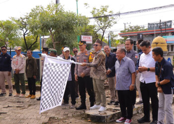 PJ Bupati Tapin M Syarifuddin MPd saat melepas pendistribusian logistik Pemilu Tahun 2024, Sabtu (10/2).