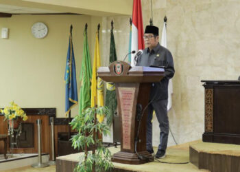 ANGGOTA Komisi II DPRD Provinsi Kalsel Dr H Karlie Hanafi Kalianda SH MH saat menyampaikan laporan pada rapat paripurna.