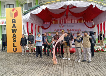 PJ Bupati Tapin M Syarifuddin MPd bersama Sekretaris Daerah Kabupaten Tapin Dr H Sufiansyah MAP dan forkopimda serta instansi terkait lainnya saat melepas petugas pengawas atribut dan APK pada masa tenang pemilu.