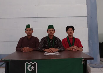 SEKRETARIS Umum HMI Cabang Tanjung Muhammad Keyindra Ilham bersama anggota saat menyampaikan pernyataan tertulis, Minggu (11/2).