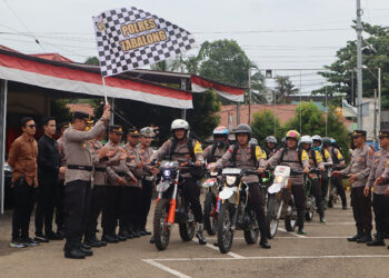 LEPAS KEBERANGKATAN - Kapolres Tabalong AKBP Anib Bastian SIK MH saat melepas keberangkatan personel pengamanan TPS, Minggu (11/2).