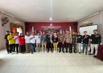 PENYELENGGARA, peserta dan pihak terkait dalam Pemilu 2024 berfoto bersama usai menggelar rakor, Jumat (9/2).