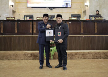 KETUA DPRD Kalsel H Supian HK dan Sekretaris Daerah Kalsel Ir Roy Rizali Anwar berfoto bersama usai penandatanganan Raperda tentang Perlindungan dan Pemberdayaan Koperasi dan Usaha Kecil.